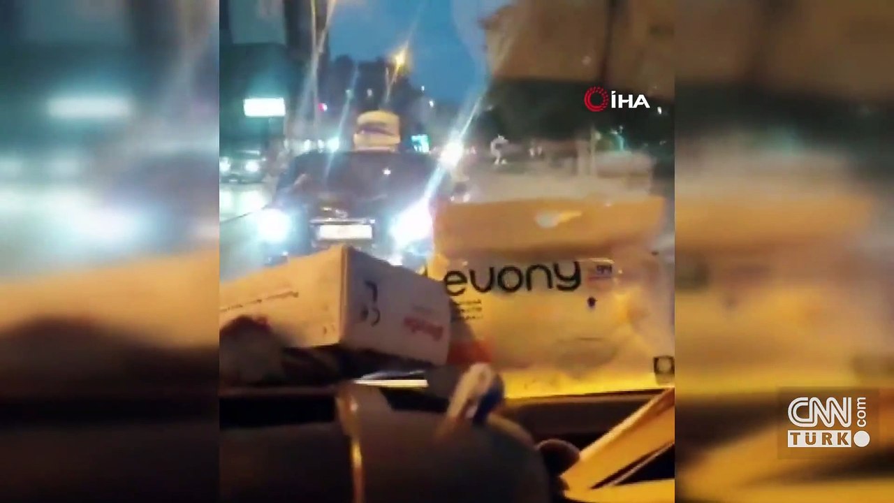 Ambulansın önünü kesip camı yumrukladı | VİDEO HABER