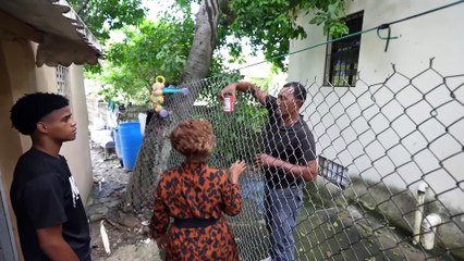 Quiere que su hijo sea un gran artista y vende casi todo