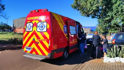 Ao descer de caminhão mulher cai e machuca o braço