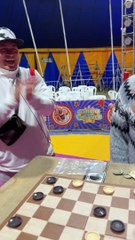 Los Especiales - Lo hizo de nuevo ! Súper pato ganó 50 soles al dueño del circo