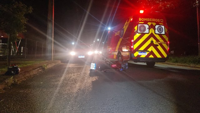 Jovem de 19 anos fica ferido após acidente na Rua Jacarezinho cruzamento com a Rua Maracaí