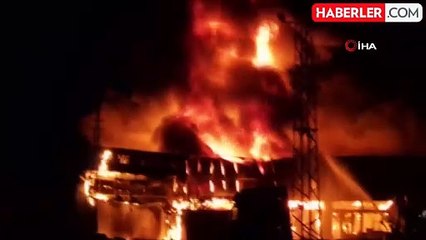 Hatay'da lastik bayisi alevlere teslim oldu