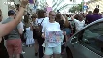 Vienna, i fan di Taylor Swift cantano per le strade dopo annullamento concerti