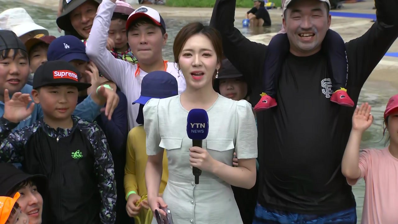 [날씨] 푹푹 찌는 휴일...더위가 반가운 도심 속 수영장 / YTN