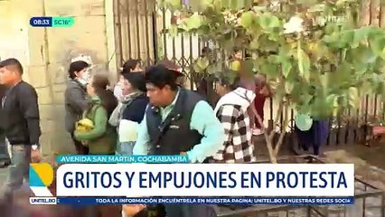 Gremiales inician marcha exigiendo dólares, a su paso obligan a sus afiliados a cerrar sus puestos