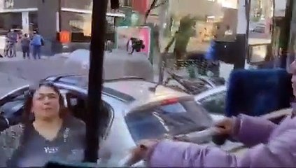 Pánico y locura en Caballito: el colectivo la chocó y ella comenzó a romper los vidrios