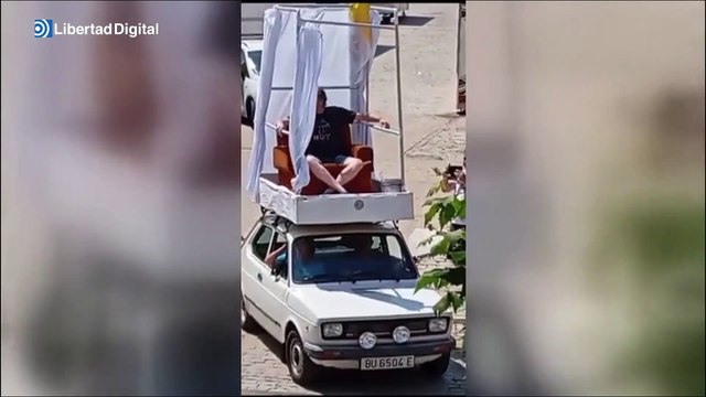 El alcalde de Soria sentado en un sillón simulando el papamóvil