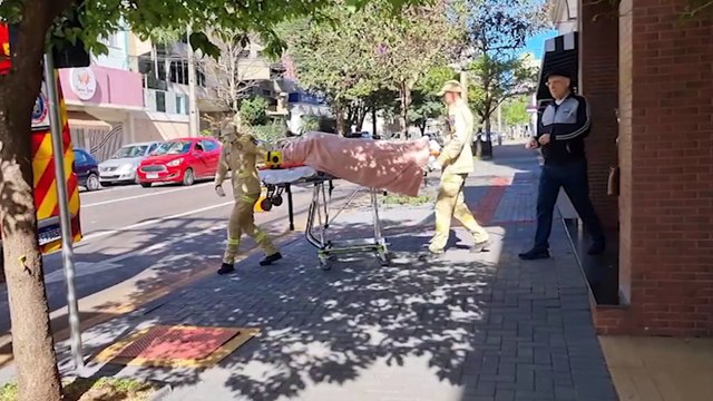 Idosa é socorrida pelo Siate após cair em apartamento na Rua Minas Gerais
