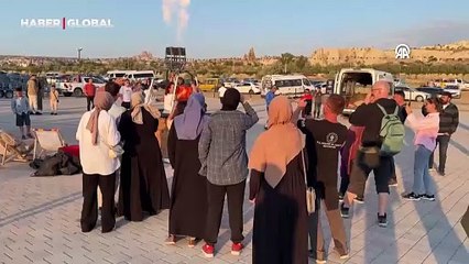 Figürlü balonların gösteri uçuşuna rüzgar engeli