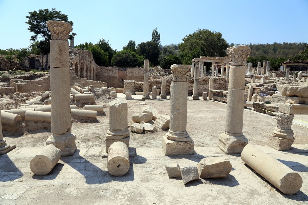 Stratonikeia Antik Kenti'nde 1414 yıllık sütunlar ayağa kaldırılıyor