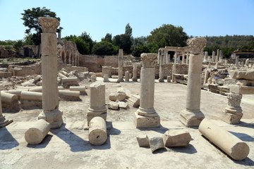 Stratonikeia Antik Kenti'nde 1414 yıllık sütunlar ayağa kaldırılıyor