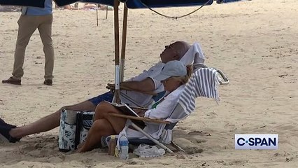 Les chaînes américaines diffusent en direct les images de Joe Biden endormi sur une plage du Delaware jusqu'à ce que sa sécurité le cache derrière un parasol ! - Regardez