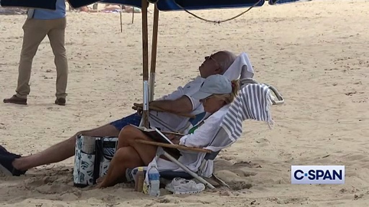 Les chaînes américaines diffusent en direct les images de Joe Biden endormi sur une plage du Delaware jusqu'à ce que sa sécurité le cache derrière un parasol ! - Regardez