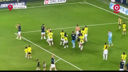 Fenerbahçe taraftarı maç sonu Ferdi Kadıoğlu'nu bağrına bastı: "Ferdi, sen bizim her şeyimizsin."