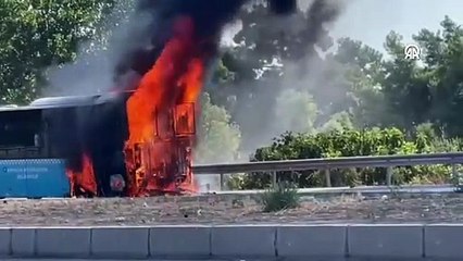 Seyir halindeki belediye otobüsü alev aldı