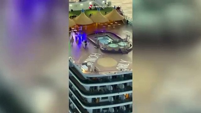 Si sente male sulla nave da crociera, prelevata in elicottero dalla Guardia costiera: il video del rocambolesco salvataggio