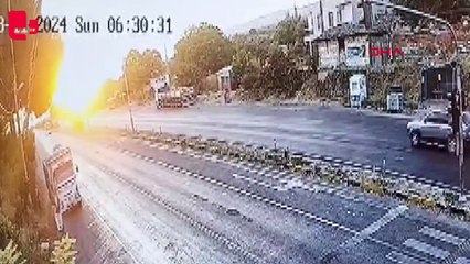 Manisa'da hafif ticari araç, kamyona çarptı: 4 ölü, 3 ağır yaralı