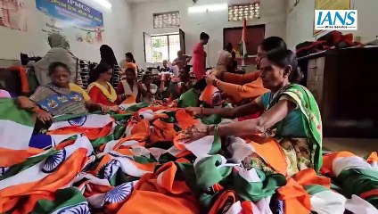 Lucknow विधानभवन पर लहराएगा Ishrat Khatoon के हाथ का बना तिरंगा