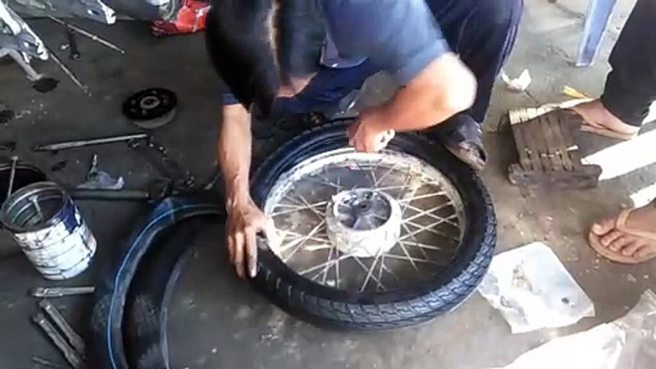 change motorcycle tube - changer la chambre à air de la moto - تغيير أنبوب الدراجة النارية