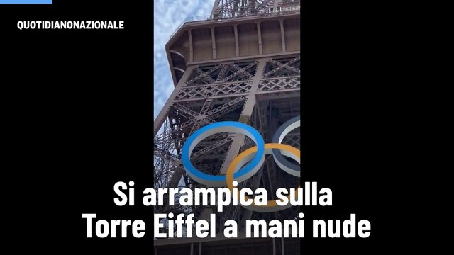 Si arrampica sulla Torre Eiffel a mani nude