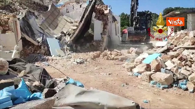 Esplode un trullo nel Brindisino, estratto il cadavere di un uomo dalle macerie