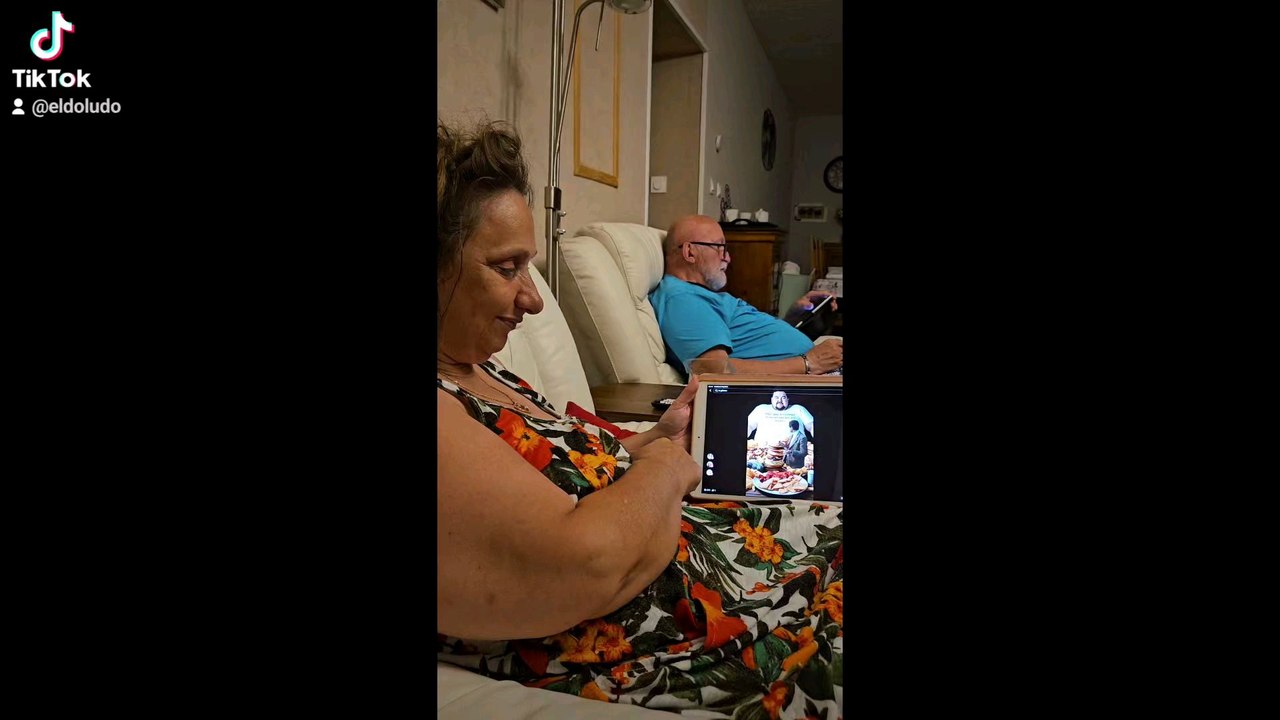 Ma mère est fière de me montrer son compte tiktok