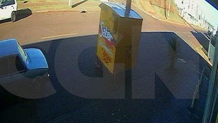 Condutor embriagado é flagrado colidindo contra trailer de lanches