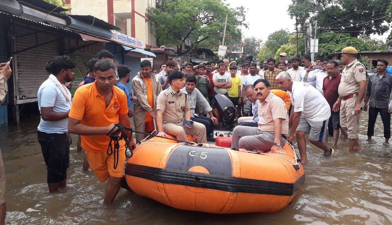 शहर में जलभराव से बाढ़ के हालात, नाव से बाजार प...