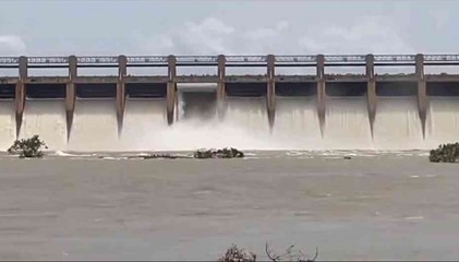 VIDEO तुंगभद्र बांध का एक गेट बहाा, अनियंत्रित रफ्तार से बह रहा बांध का पानी