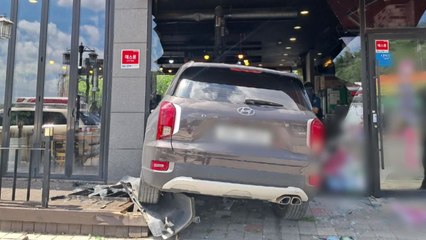울산에서 60대 운전 차량 식당으로 돌진...2명 부상 / YTN