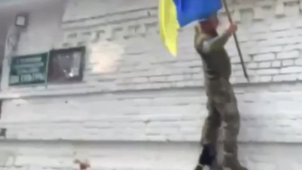 Soldados ucranianos cambian la bandera rusa por la ucraniana en Kursk (Rusia).