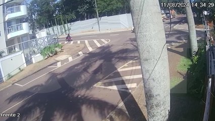 Câmera flagra batida entre Jeep Renegade e motocicleta no Centro