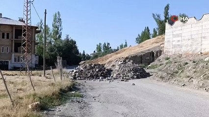 Yola hafriyat döktü! İki mahalleyi birbirine bağlayan yolu kapattı