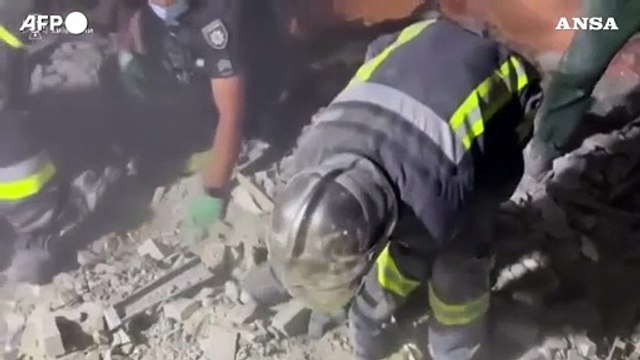 Kiev, i soccorritori recuperano i corpi dalle macerie dopo l'attacco russo