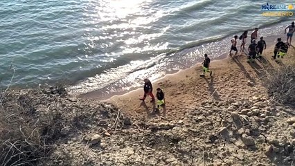 Télécharger la video: Nuovo crollo della fragile falesia di Zingarello