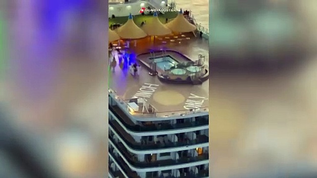 Pescara, donna incinta si sente male sulla nave da crociera: il salvataggio in elicottero