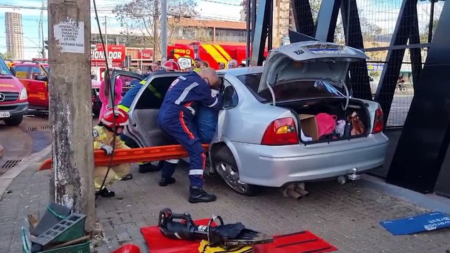 Grave acidente entre três veículos mobiliza várias equipes de resgate no Centro