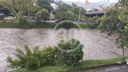 ¡Rebosado! Así se veía el Río Medellín durante el aguacero