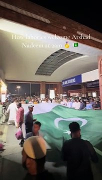 What a warm welcome of arshad Nadeem at Lahore airport| people going crazy at airport| zindadil Lahori love for arshad Nadeem