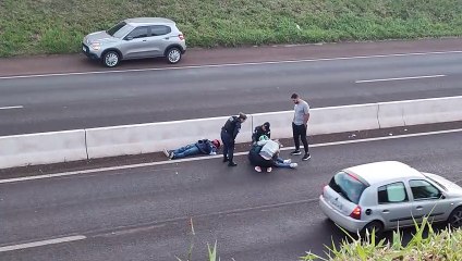 Motociclistas ficam feridos após pneu estourar na PRc-467, em Cascavel