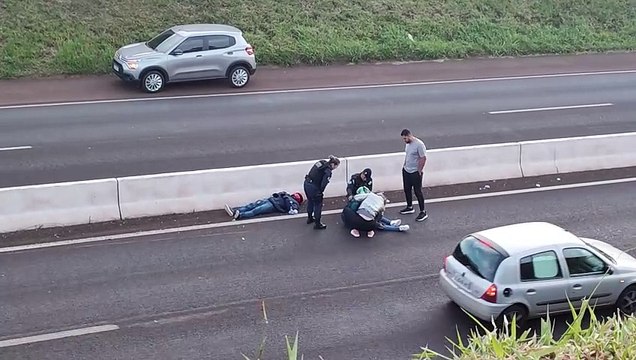 Motociclistas ficam feridos após pneu estourar na PRc-467, em Cascavel