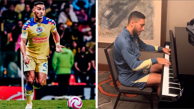 Sebastián Cáceres deleita a sus compañeros de América con sus dotes musicales al piano y Kevin Álvarez captura momento