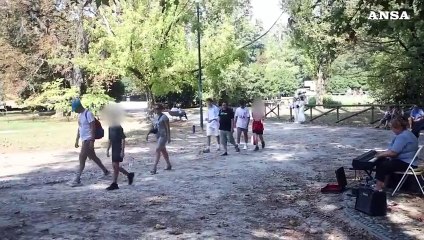 Caldo a Milano, milanesi e turisti in giro nonostante l'alta temperatura