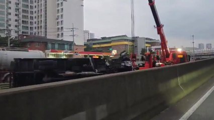 서부간선도로 화물차 넘어져...출근길 2시간 교통 정체 / YTN