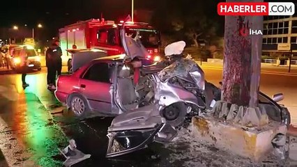 Yön tabelasına çarparak hurdaya dönen otomobilin sürücüsü öldü