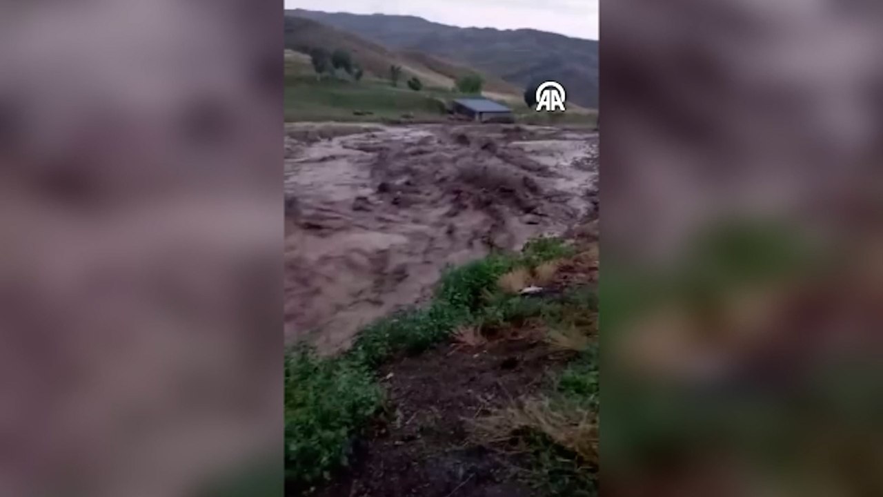 Erzurum'da selde ev, ahır ve tarım arazileri zarar gördü