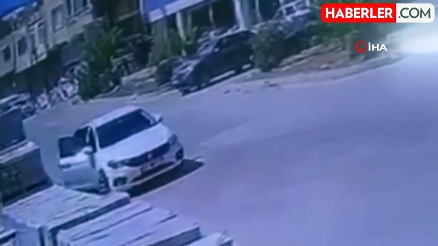 Dönüş Yapan Otomobile Çarpmamak İçin Fren Yapan Motosikletin Devrildiği Anlar Kamerada