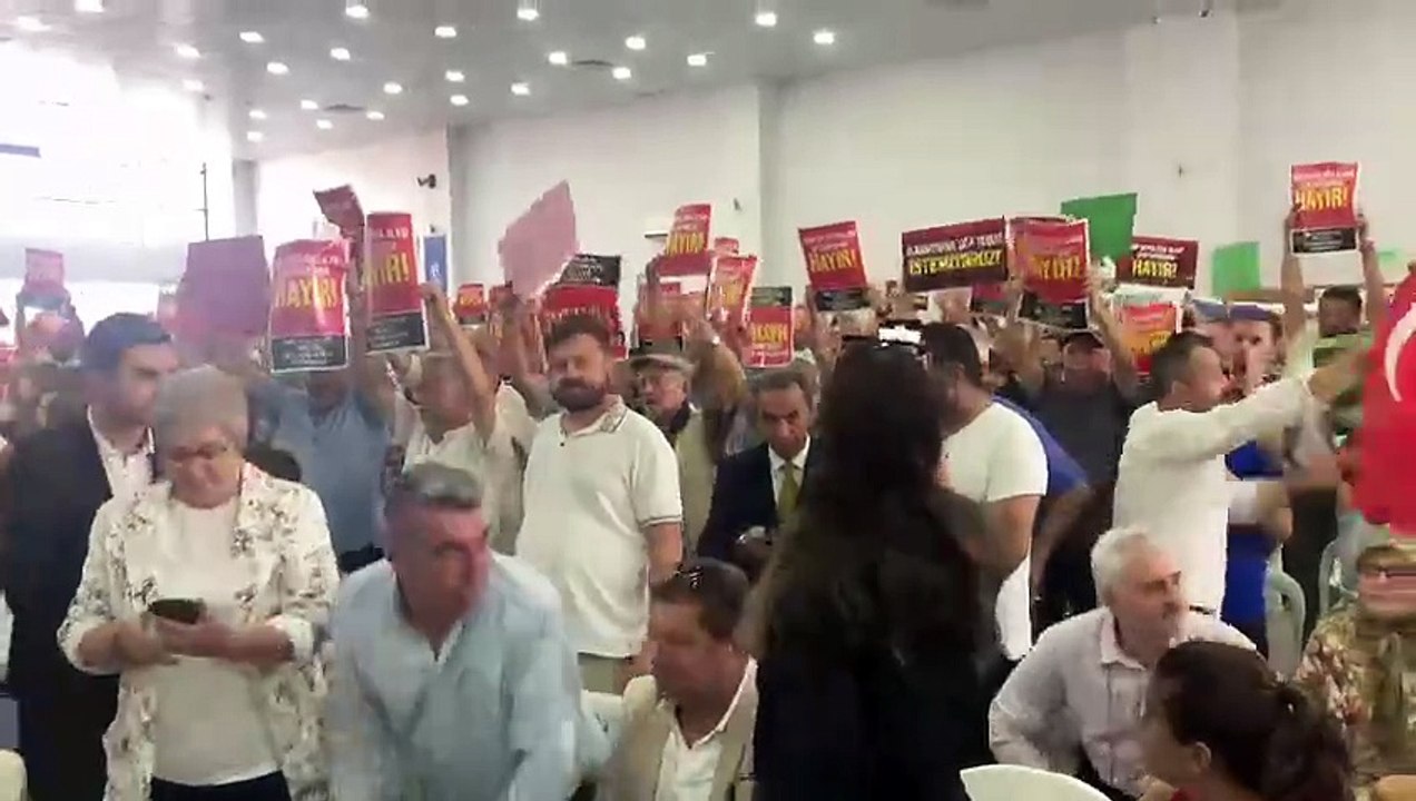 Çevre Şehircilik ve İklim Değişikliği İl Müdürlüğü, ÇED Şube Müdürlüğü tarafından başlatılan toplantı ıslık ve sloganlarla protesto ediliyor.