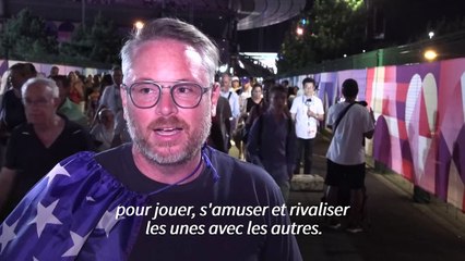 Des spectateurs émus par l'"ode à la paix" de la cérémonie de clôture des JO