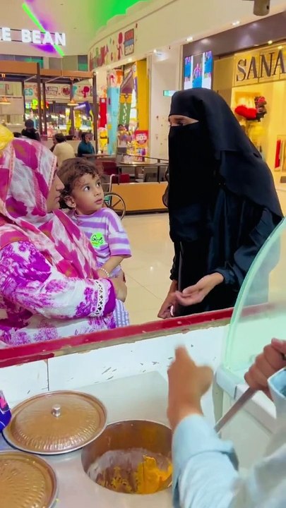 aunty k sath prank ho gya wait for end funny video #funnyvideo #prankvideo  #publicplaceprank #prank